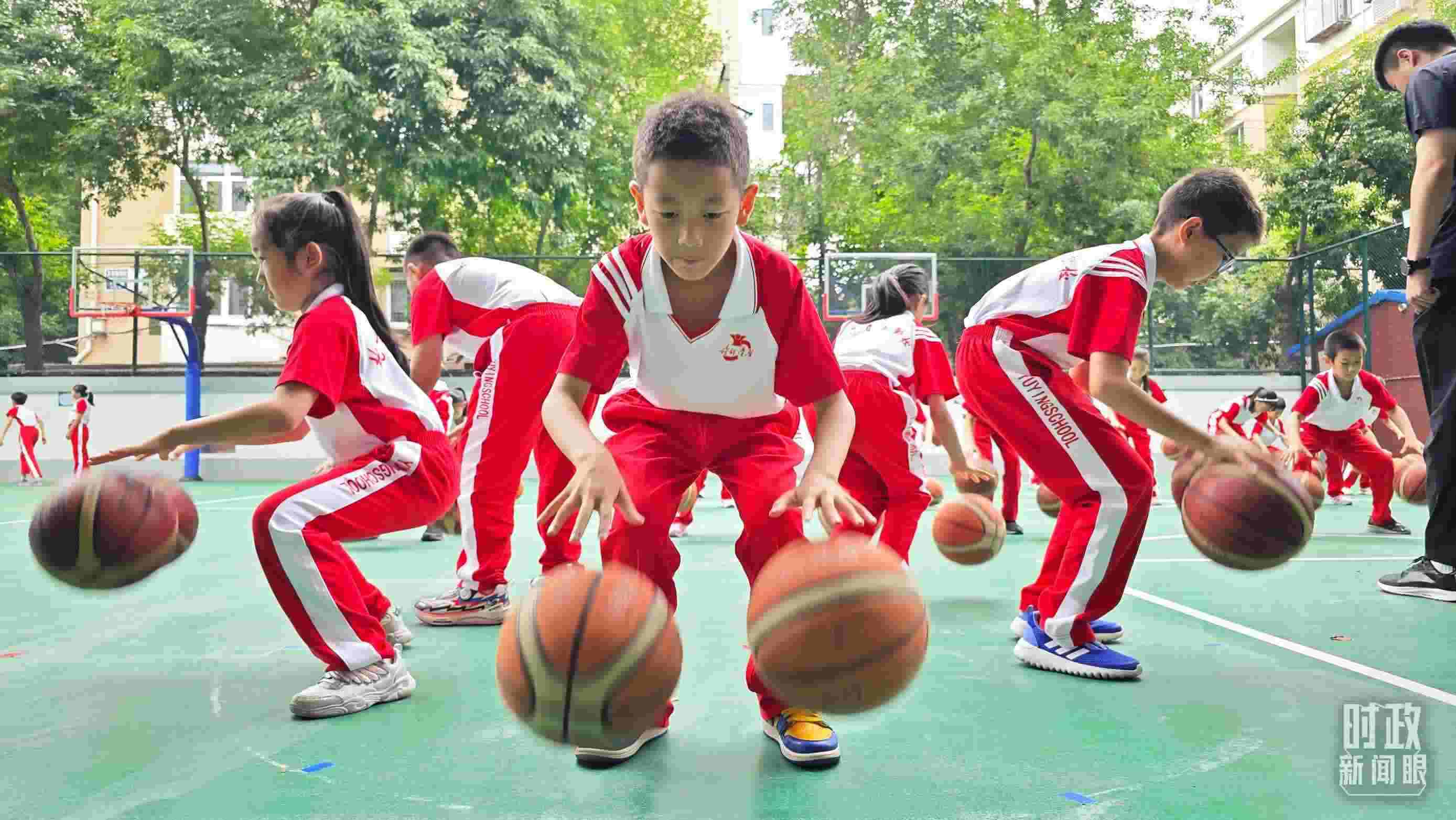 △學(xué)生正在打籃球。（總臺央視記者彭漢明拍攝）