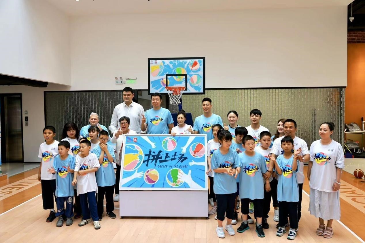 嘉賓與特奧小運動員在活動結束后合影。人民網記者 郝帥攝