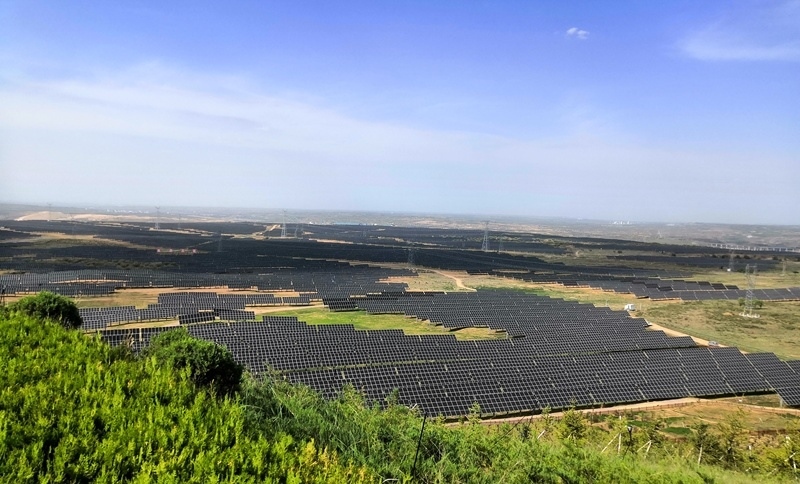 伊金霍洛旗天驕綠能50萬(wàn)千瓦采煤沉陷區(qū)生態(tài)治理光伏發(fā)電示范項(xiàng)目一角。人民網(wǎng)記者 孫博洋攝