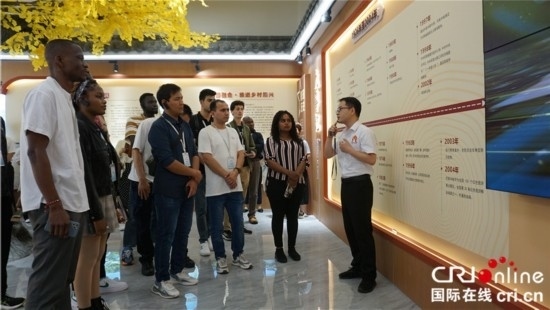 “一帶一路”國際青年走進信陽羅山 看“紅”“綠”資源助力鄉(xiāng)村未來_fororder_“一帶一路”國際青年采風團了解何家沖村史 攝影 賈親親.JPG