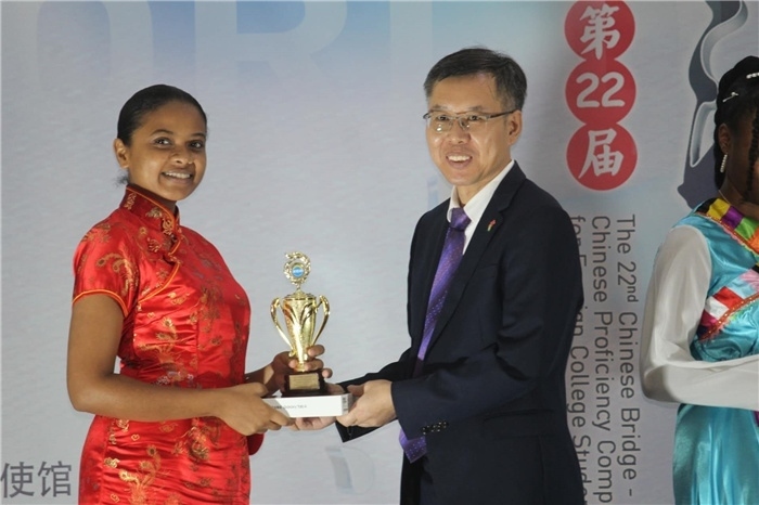 陳錫來參贊為獲獎(jiǎng)選手頒發(fā)二等獎(jiǎng)。圭亞那大學(xué)孔子學(xué)院供圖