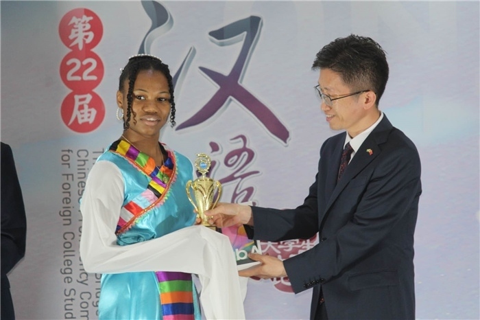 黃瑞參贊為獲獎(jiǎng)選手頒發(fā)二等獎(jiǎng)。圭亞那大學(xué)孔子學(xué)院供圖