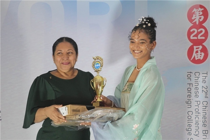 圭亞那大學(xué)校長默罕默德為獲獎(jiǎng)選手頒發(fā)一等獎(jiǎng)。圭亞那大學(xué)孔子學(xué)院供圖