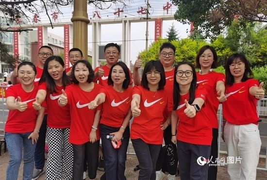 6月7日一早，陽光明媚，天氣涼爽，在長春市第八十七中學(xué)，考生們正陸續(xù)進(jìn)入考場。親友團(tuán)為參加高考的學(xué)子們加油鼓勁。人民網(wǎng)記者 王帝元攝
