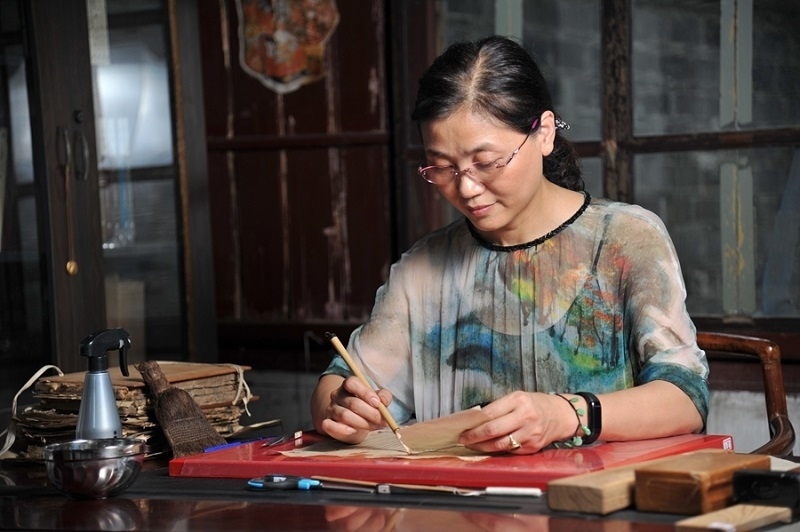 天一閣古籍修復(fù)師工作場景。天一閣博物院供圖