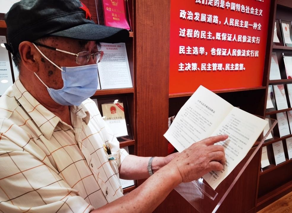 夏云龍給記者展示國歌法修改的內(nèi)容。人民網(wǎng)記者 唐小麗攝