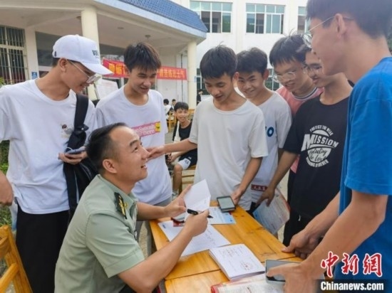 專武干部在講解相關(guān)政策。韋碩 攝