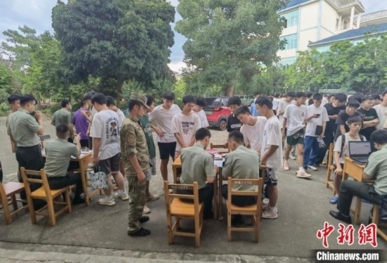 專武干部在發(fā)放兵役登記證。韋碩 攝