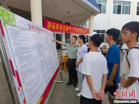 專武干部在講解應(yīng)征體檢標(biāo)準。韋碩 攝