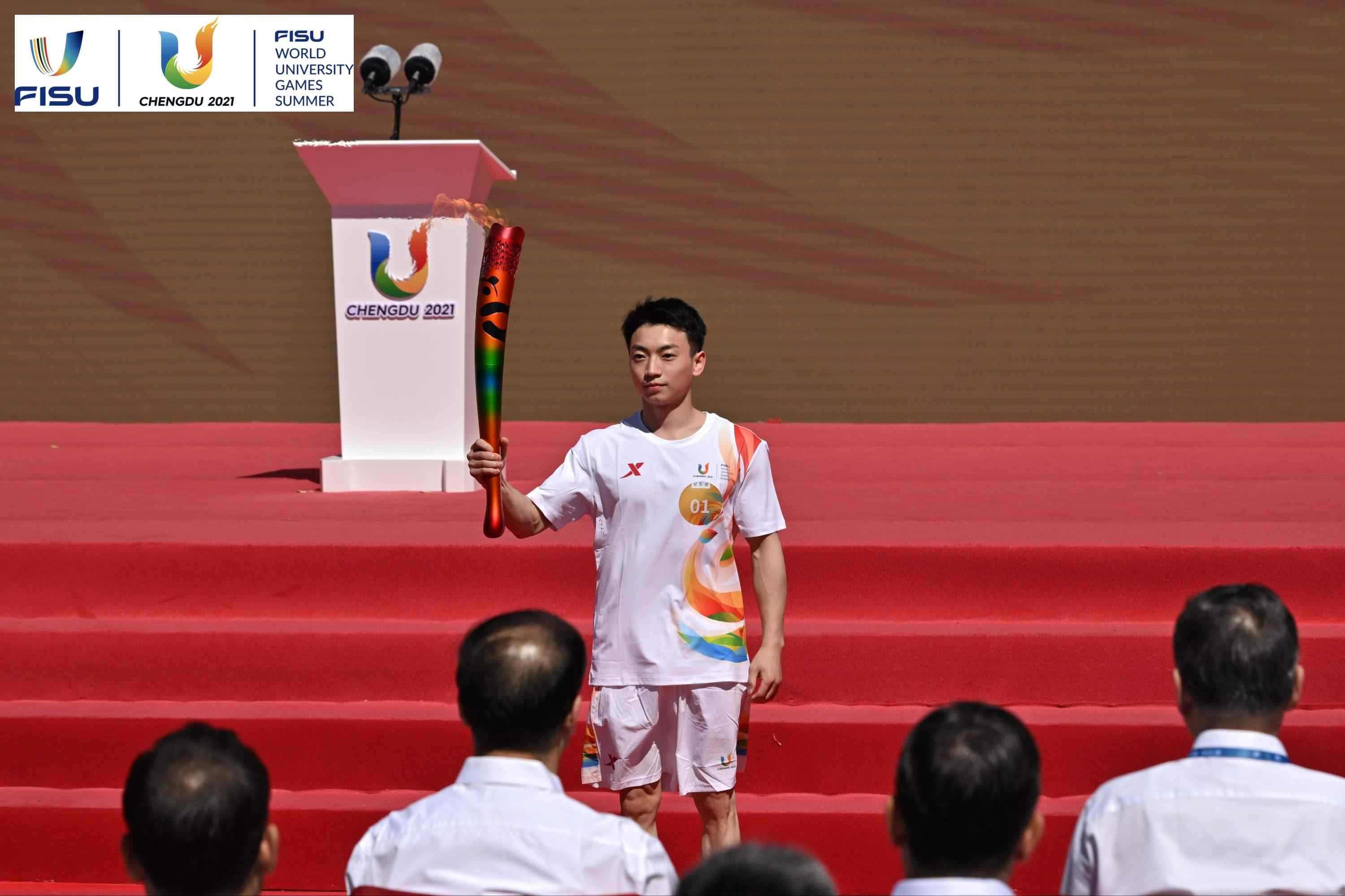 成都大運(yùn)會(huì)火炬手、奧運(yùn)冠軍鄒敬園高舉火炬。 圖片來(lái)源：成都大運(yùn)會(huì)執(zhí)委會(huì)供圖