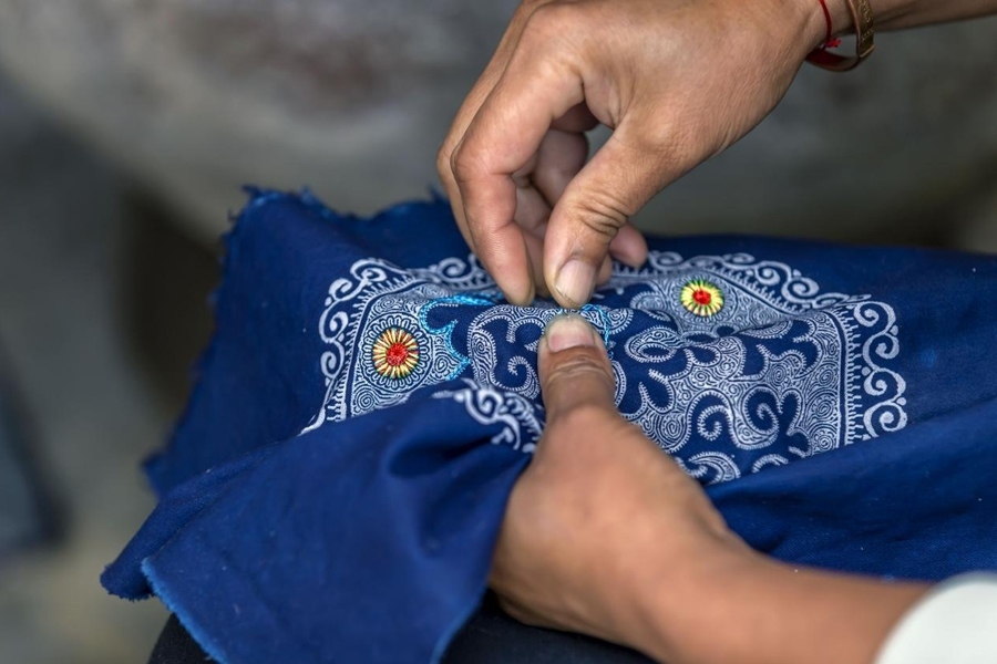 在貴州省黔西市新仁苗族鄉(xiāng)化屋村，村民在制作苗繡。新華社記者 范暉 攝