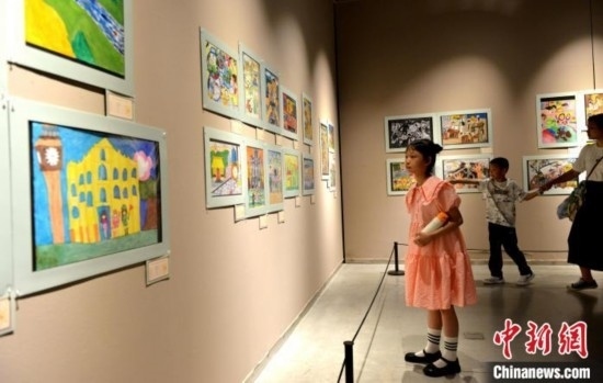 圖為家長帶著孩子參觀展覽。呂明 攝