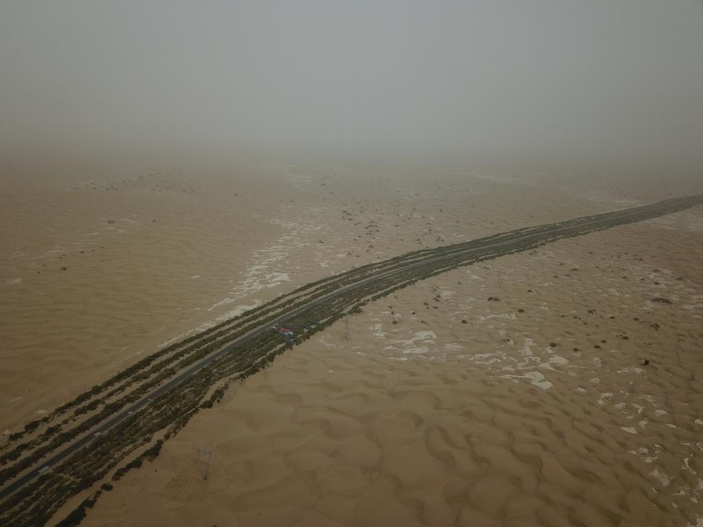 這是2019年8月12日拍攝的塔里木沙漠公路兩側(cè)的綠色屏障（無人機(jī)照片）。新華社記者宿傳義攝