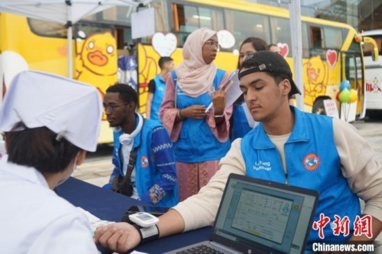 6月13日，在第20個(gè)世界獻(xiàn)血者日前夕，20名在贛留學(xué)生組團(tuán)前往血站獻(xiàn)血。吳迪 攝