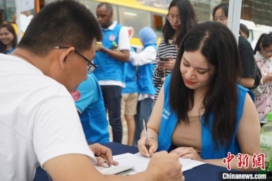 6月13日，在第20個(gè)世界獻(xiàn)血者日前夕，20名在贛留學(xué)生組團(tuán)前往血站獻(xiàn)血。吳迪 攝