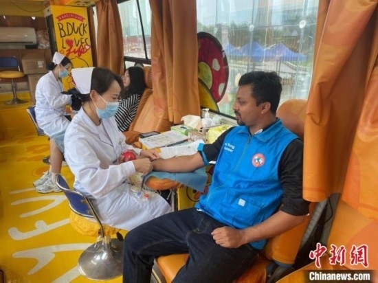 6月13日，在第20個(gè)世界獻(xiàn)血者日前夕，20名在贛留學(xué)生組團(tuán)前往血站獻(xiàn)血。吳迪 攝