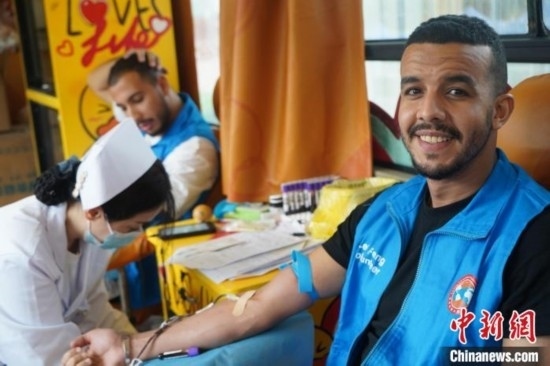 6月13日，在第20個(gè)世界獻(xiàn)血者日前夕，20名在贛留學(xué)生組團(tuán)前往血站獻(xiàn)血。吳迪 攝