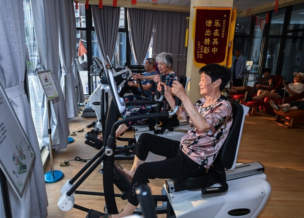 在浙江嘉興市南湖區(qū)新嘉街道電子社區(qū)鄰里中心的長者運動健康之家內(nèi)，老人們在進行器械鍛煉（2023年6月14日攝）。新華社記者 徐昱 攝