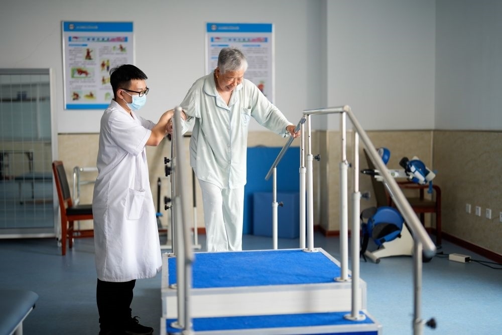 河北省灤南縣一家養(yǎng)老機構(gòu)的工作人員在指導(dǎo)老人進行康復(fù)訓(xùn)練（2023年5月19日攝）。新華社記者 牟宇 攝