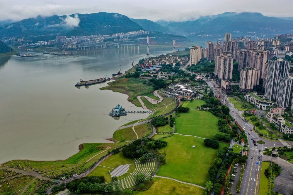 這是2023年6月7日拍攝的位于重慶市云陽縣的云陽城區(qū)環(huán)湖綠道（無人機照片）。當(dāng)?shù)貙⑸鷳B(tài)治理與生態(tài)修復(fù)結(jié)合起來，兼顧城市旅游和運動休閑等功能需要，打造環(huán)縣城兩江四岸33公里綠道。新華社記者 唐奕 攝