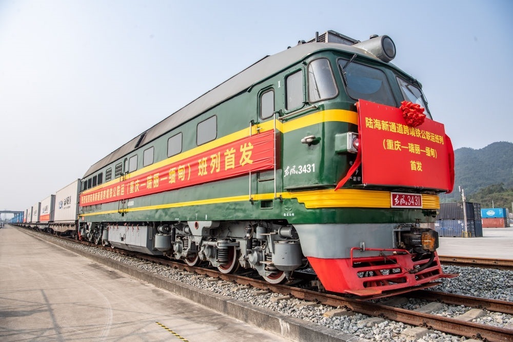 陸海新通道跨境鐵公聯(lián)運班列（重慶—瑞麗—緬甸）首發(fā)班列在重慶江津小南埡鐵路物流中心等候發(fā)車（2023年4月3日攝）。新華社記者 唐奕 攝