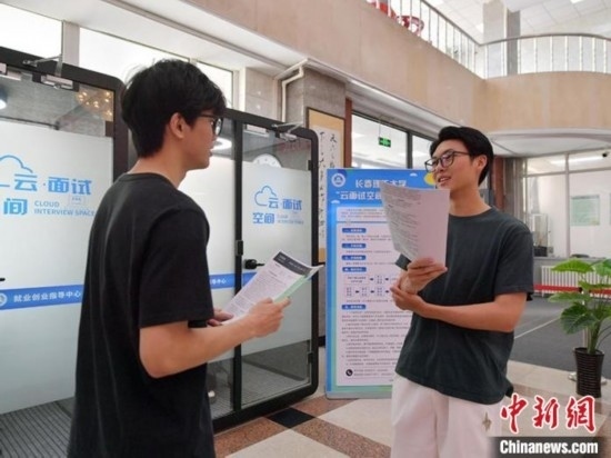 “云面試空間”吸引不少應(yīng)屆畢業(yè)生前來體驗。劉棟 攝