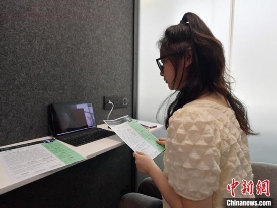 學(xué)生通過“云面試空間”進(jìn)行求職面試。劉棟 攝