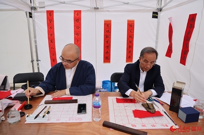 活動現(xiàn)場的中國書法展示。人民網記者 邢雪攝