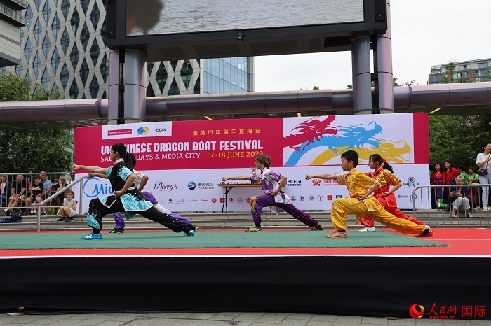 中華武術表演吸引了眾多英國觀眾。人民網記者 邢雪攝