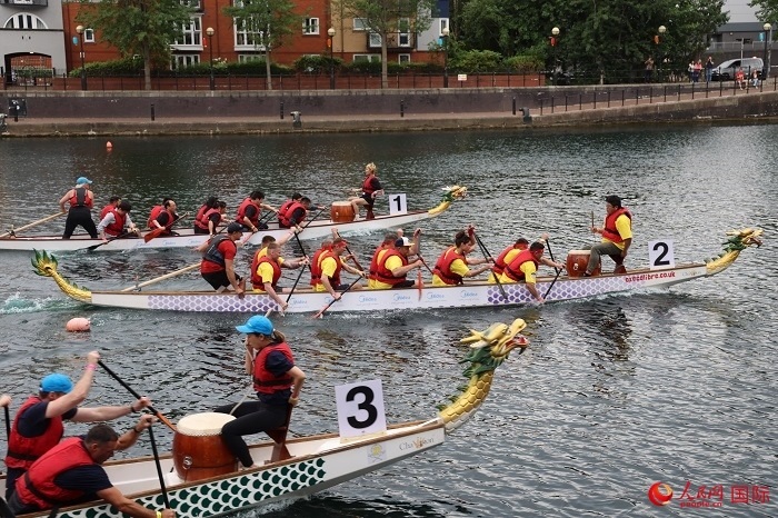 2023全英中華端午龍舟會比賽現(xiàn)場，幾支隊伍你追我趕。人民網記者 邢雪攝