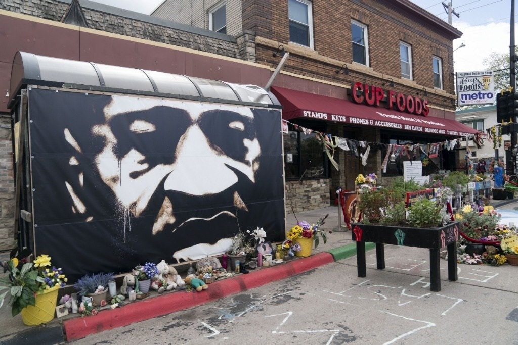 這是2022年5月22日在美國(guó)明尼蘇達(dá)州明尼阿波利斯市拍攝的弗洛伊德廣場(chǎng)。新華社記者劉杰攝