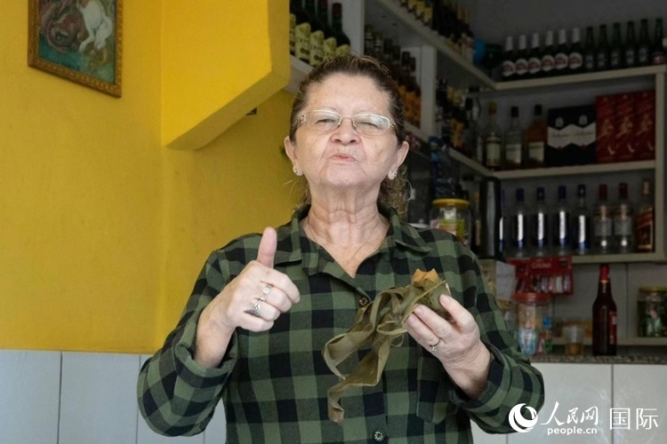 圣瑪塔社區(qū)居民品嘗粽子。王天聰攝