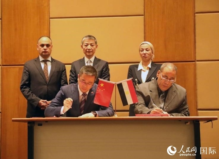 中國駐埃及使館公使張朝陽與埃環(huán)境事務(wù)署工程和項(xiàng)目管理局局長阿卜杜勒阿齊茲簽署交接證書。沈小曉攝