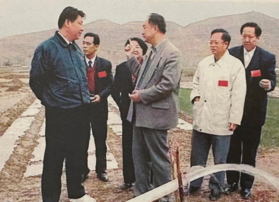 △1997年4月20日，習近平在寧夏固原市隆德縣調研。