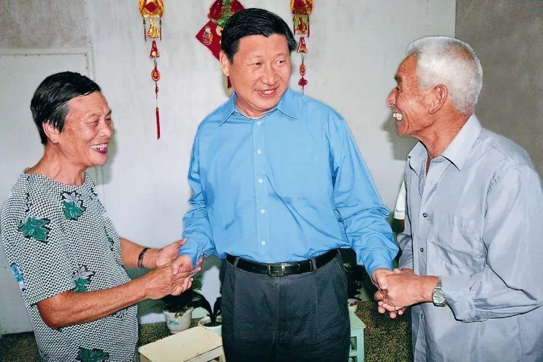 △2006年9月21日，習近平在浙江省舟山市普陀區(qū)東極鎮(zhèn)看望當?shù)貪O民。