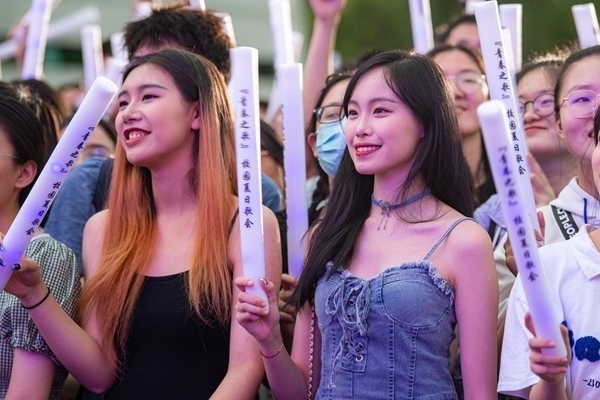 場(chǎng)下觀眾十分熱情。人民網(wǎng)記者 翁奇羽攝