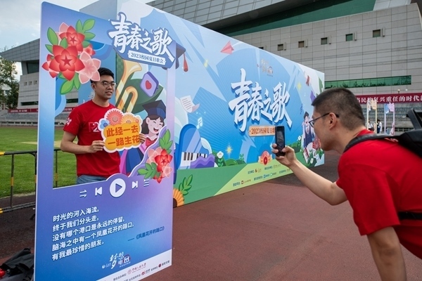 學(xué)生在市集打卡拍照。人民網(wǎng)記者 翁奇羽攝