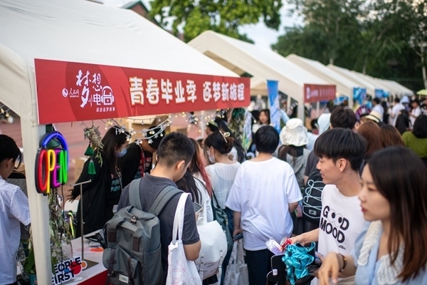 市集現(xiàn)場(chǎng)。人民網(wǎng)記者 翁奇羽攝