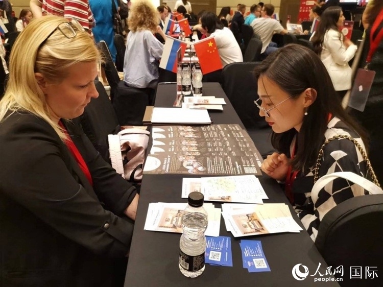 中俄旅游行業(yè)代表在北京路演活動(dòng)現(xiàn)場(chǎng)面對(duì)面溝通。人民網(wǎng)記者 楊倩攝