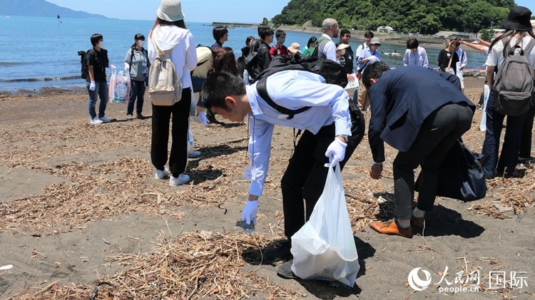 學(xué)生們體驗海岸清掃。人民網(wǎng) 許可攝