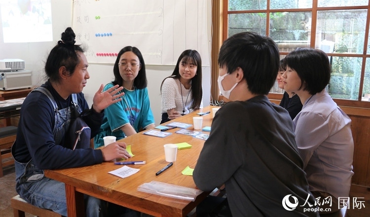 通過卡片游戲，模擬如何解決海洋垃圾問題。人民網(wǎng) 許可攝