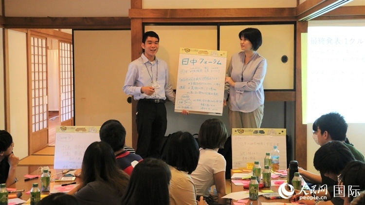 發(fā)表各自的研討成果。人民網(wǎng) 許可攝