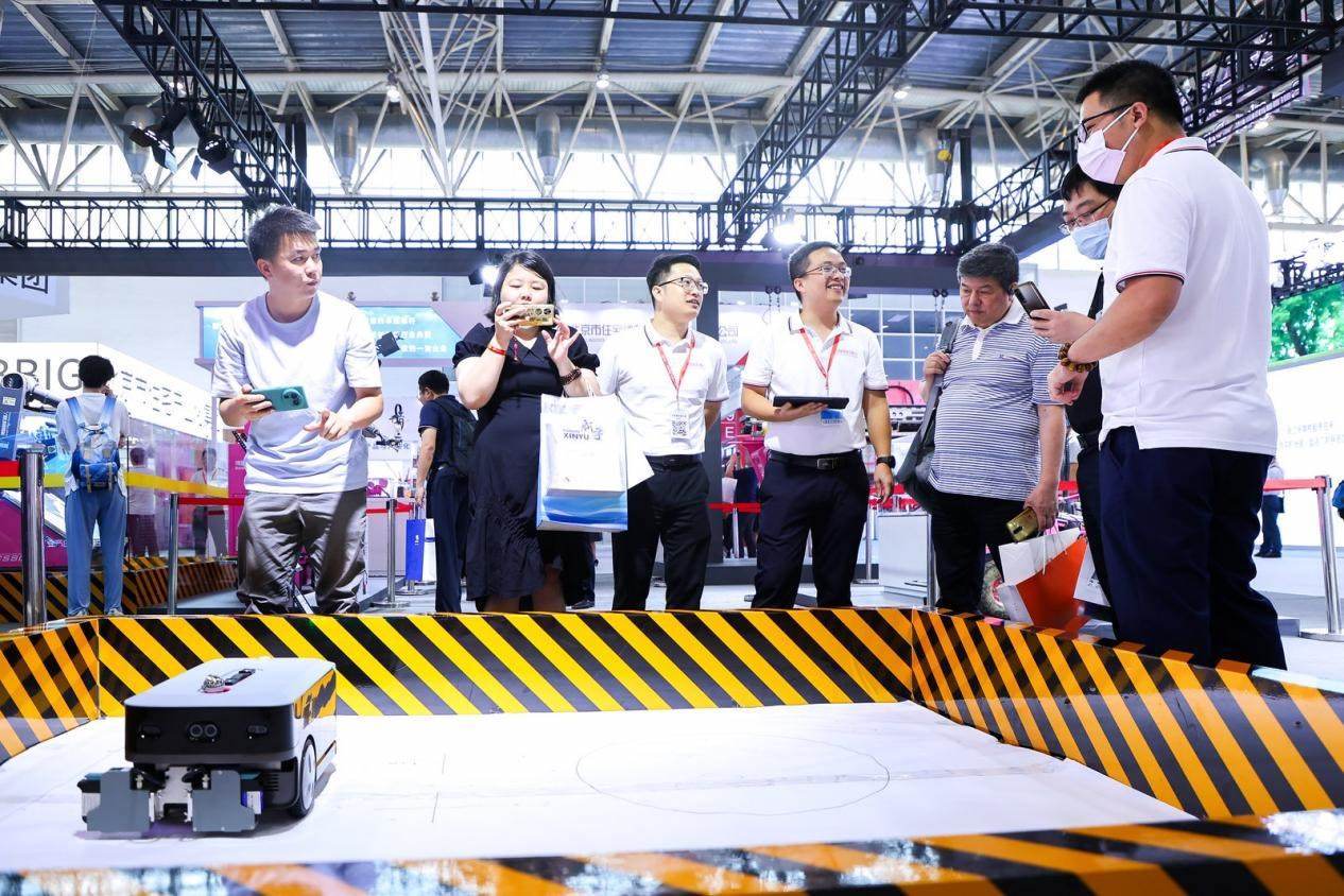 講解員向觀眾介紹智能劃線機(jī)器人。來源：受訪方供圖