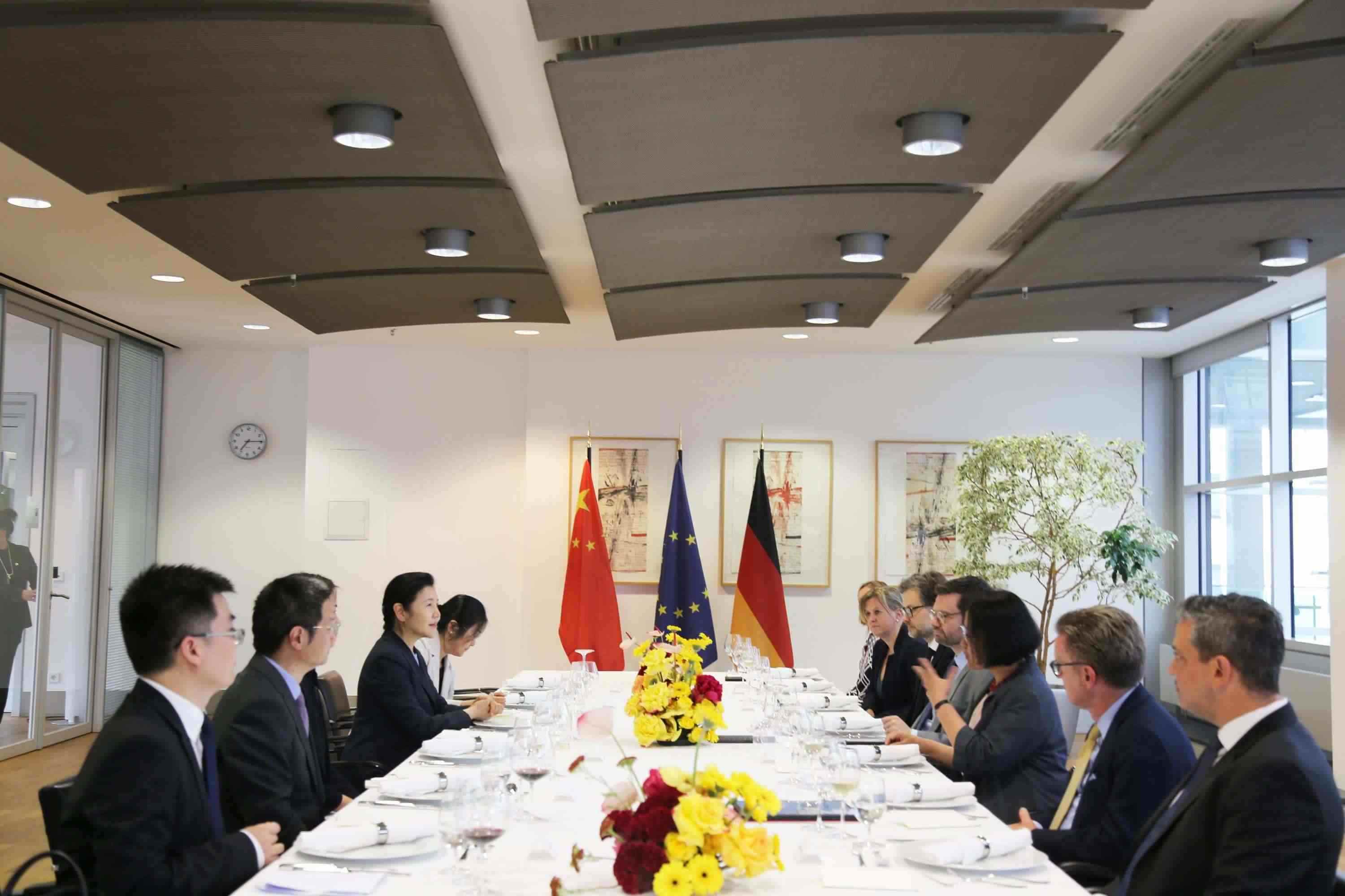 司法部長(zhǎng)賀榮與德國(guó)聯(lián)邦司法部長(zhǎng)布施曼舉行會(huì)談。