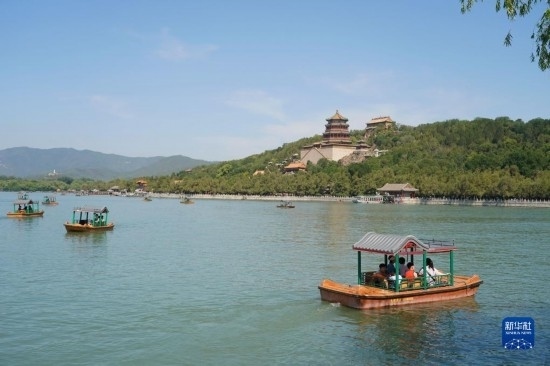 6月22日，游人在北京頤和園乘坐游船。新華社記者 任超 攝