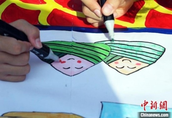 圖為長卷繪畫現(xiàn)場。 興業(yè)縣融媒體中心供圖