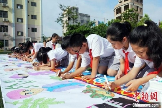 圖為學生們用手中畫筆在進行創(chuàng)作。 興業(yè)縣融媒體中心供圖
