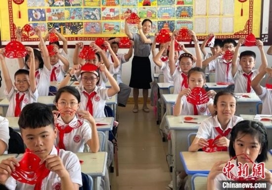 圖為學生們展示剪紙作品。 興業(yè)縣融媒體中心供圖