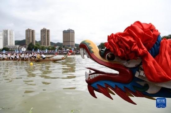 6月23日，在貴州省黔東南苗族侗族自治州施秉縣舉行的獨(dú)木龍舟節(jié)上，獨(dú)木龍舟進(jìn)行比賽。