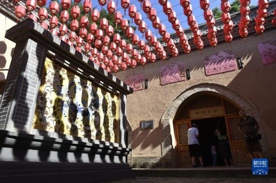 6月23日，游人在三門峽市陜州地坑院景區(qū)內(nèi)游覽。